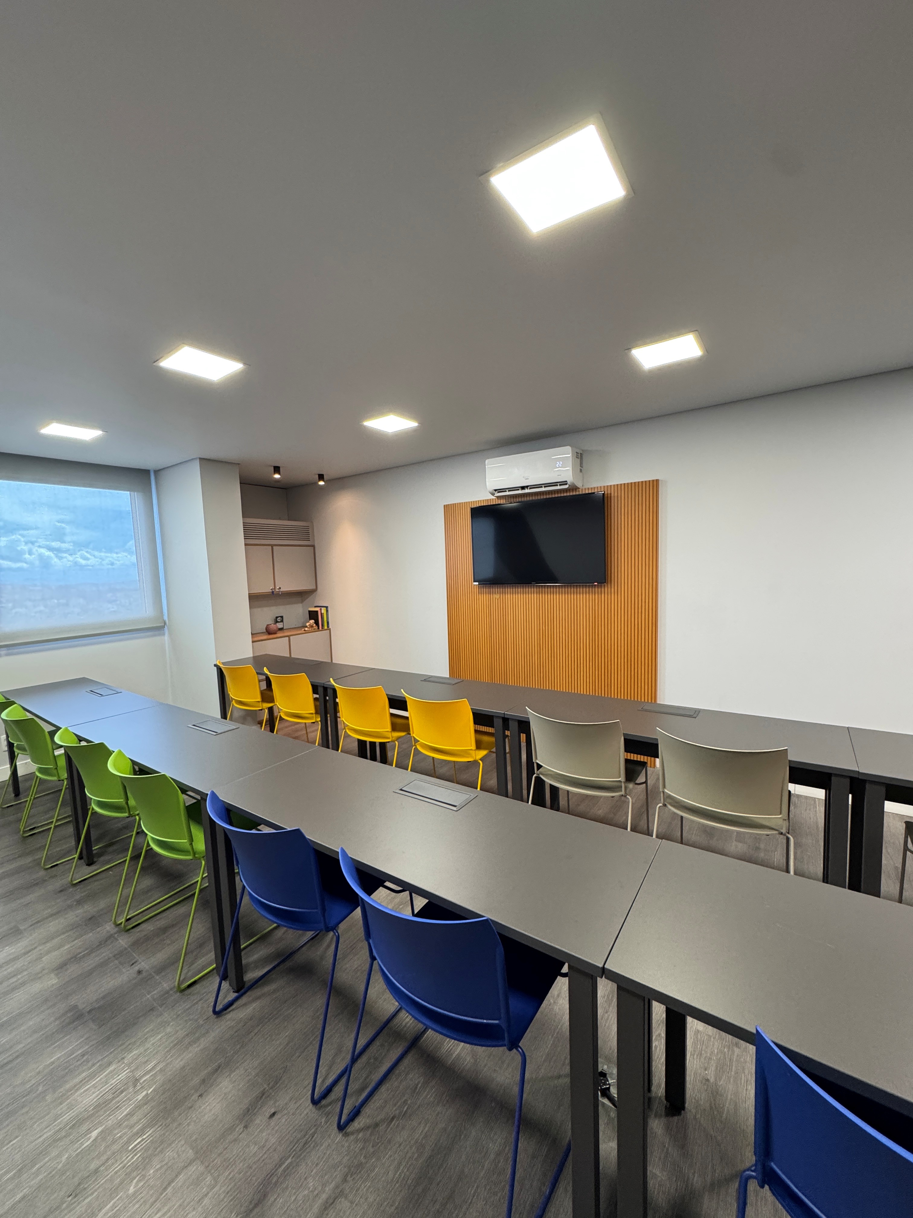 Coworking com design sofisticado